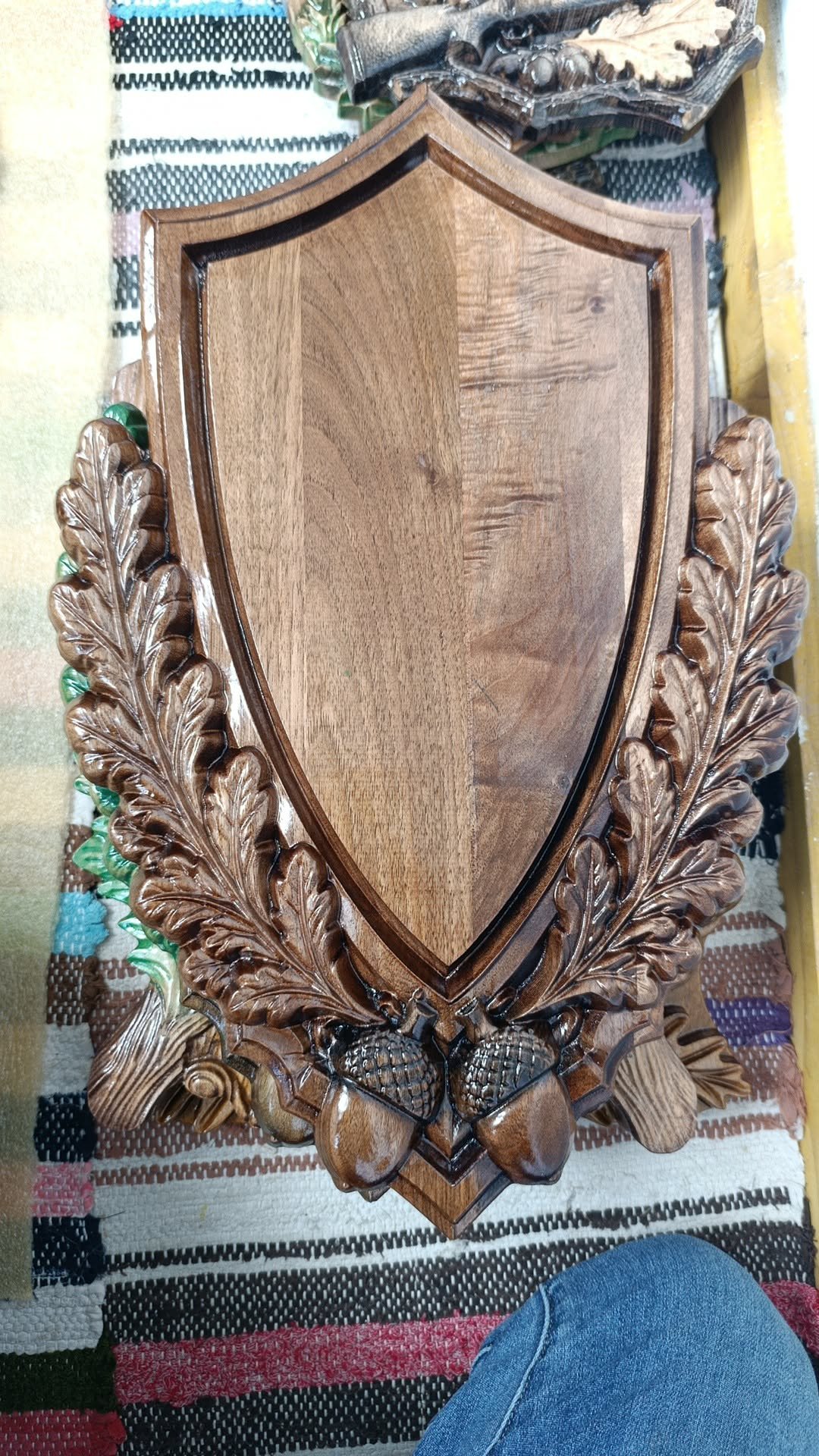 Realizez la comandă panoplii vânătorești sculptate în lemn pentru coarne de caprior. 25cm x 33cm.. Comenzi la 0752537499.